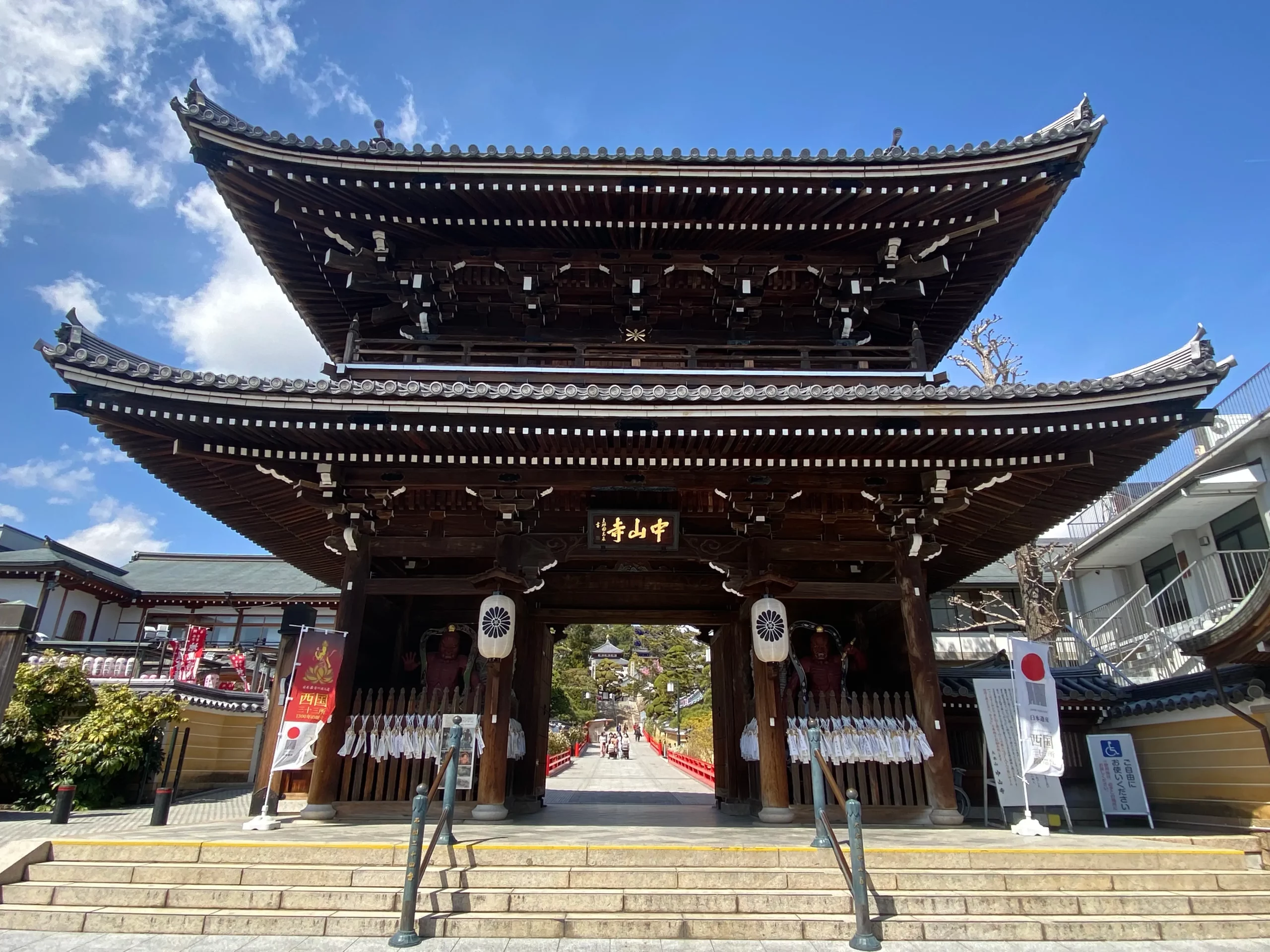 Có gì đặc biệt ở ngôi chùa cầu an nổi tiếng – Nakayama-dera?
