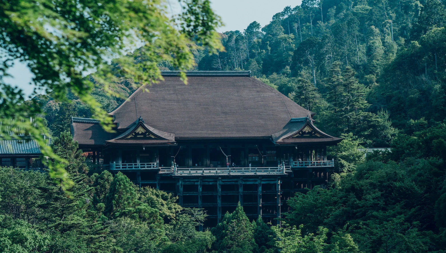 Sân khấu gỗ trước sảnh chính nổi tiếng nhất ở Kiyomizu