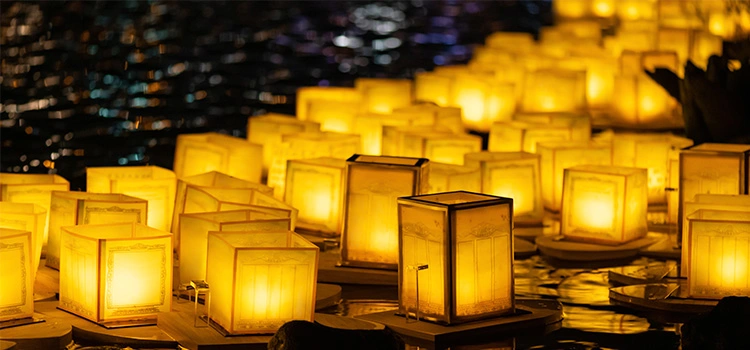 Hoạt động thả đèn trong lễ Obon Nhật Bản